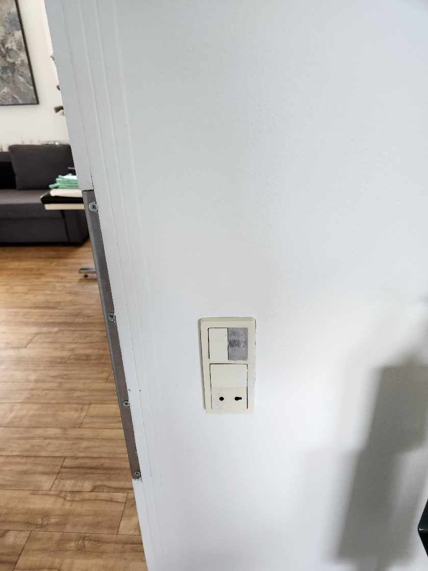 Få ordnet stik kontakt. Ekstra stikkontakt med grundstik (3 pinde) og skift af 10A sikring til 16 A sikring