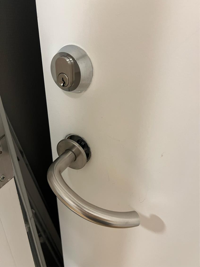 Skal bruge en til alsidige opgaver: loftlampe, dørhåndtag, opsætte ribbe , evt ligge gummigulv i træningssal.