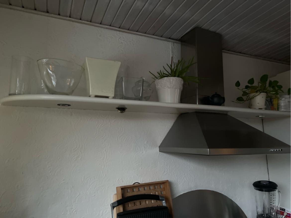 Opsætning af hylde med spots