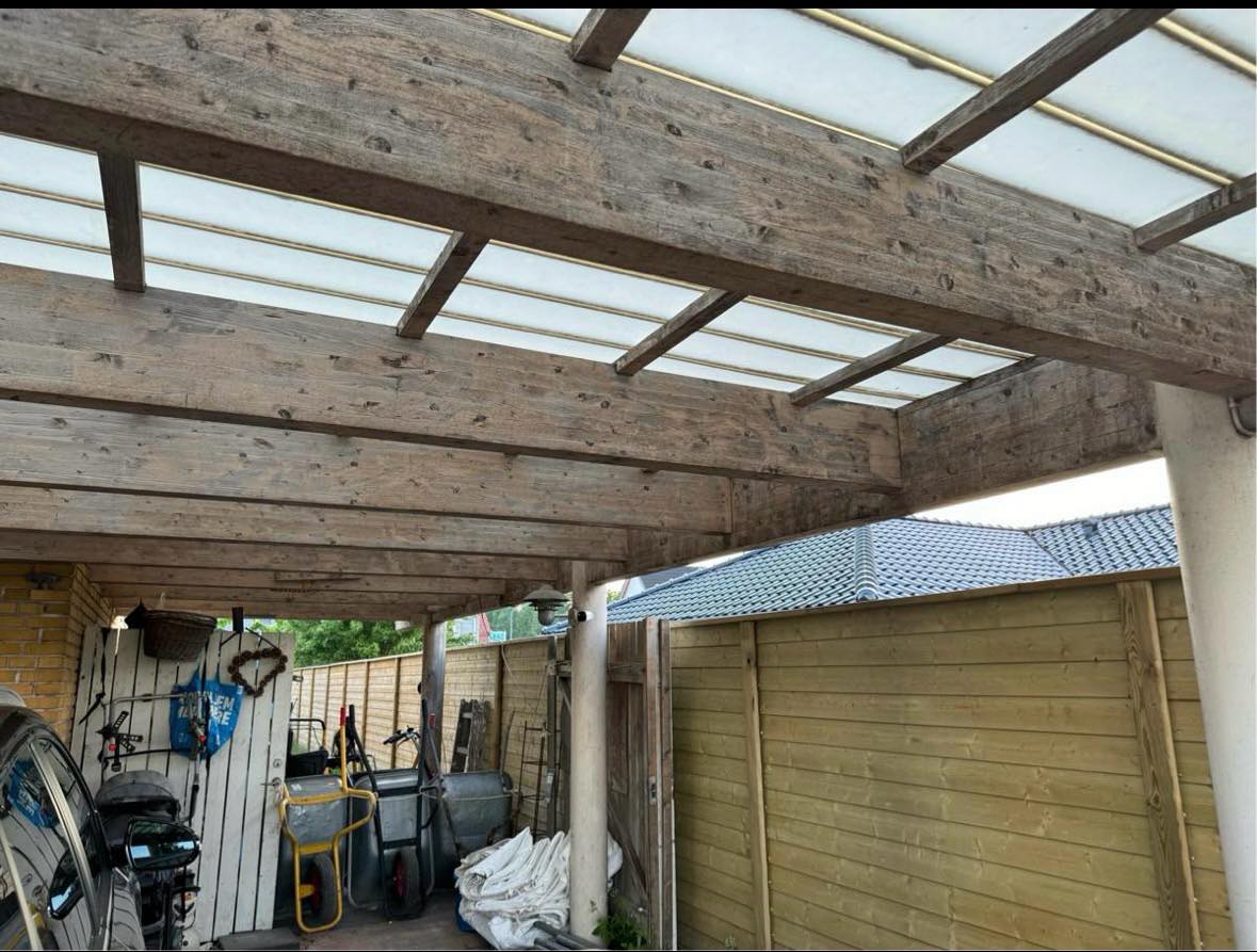 Nedrivning af carport og fjernelse af affald