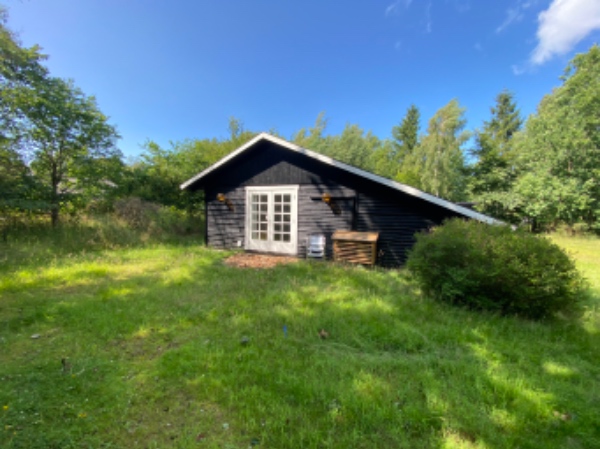 Anlagt terrasse med fliser i sommerhus