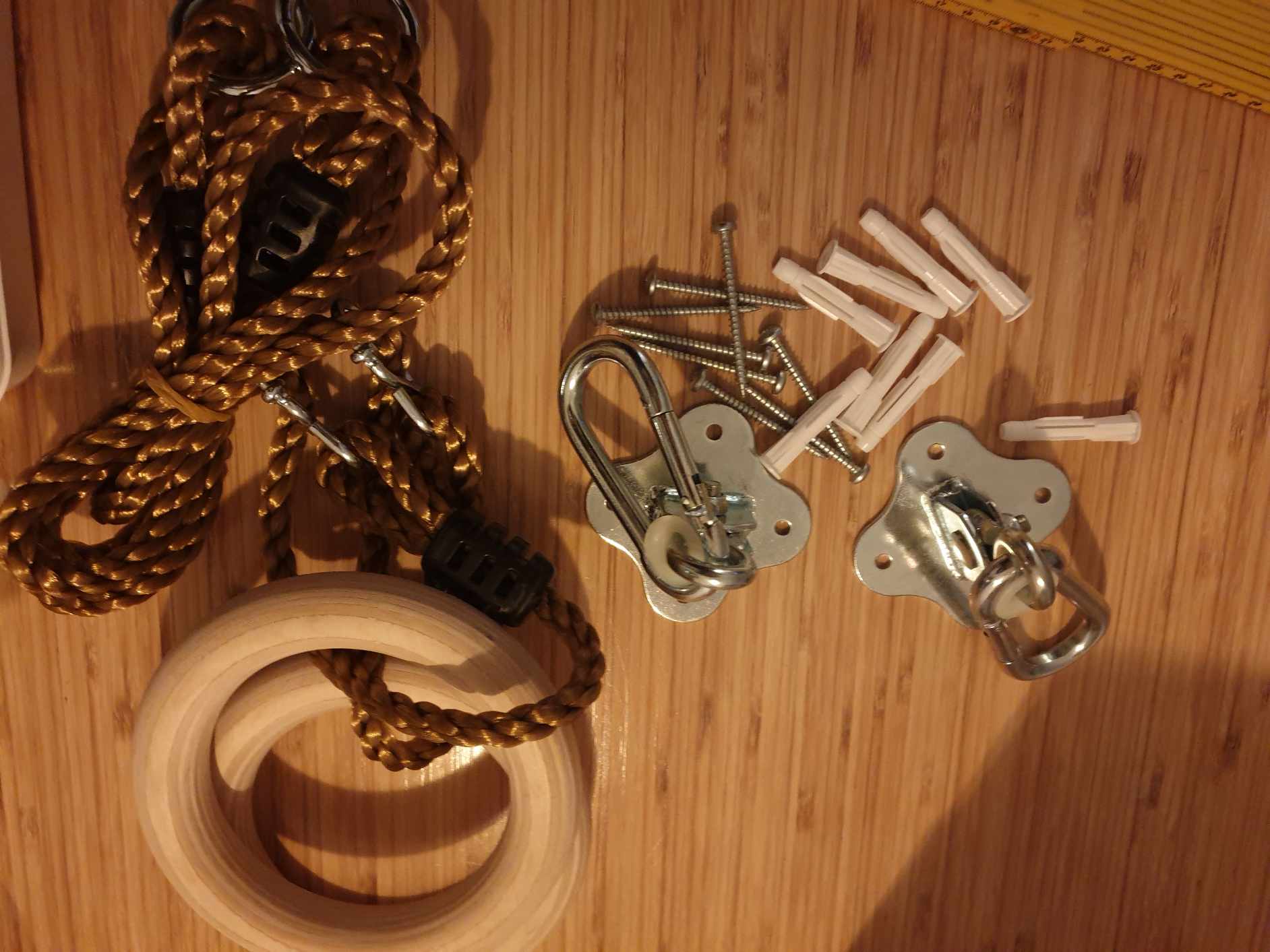 Bore 2 huller og sætte beslag til gynge i loftet