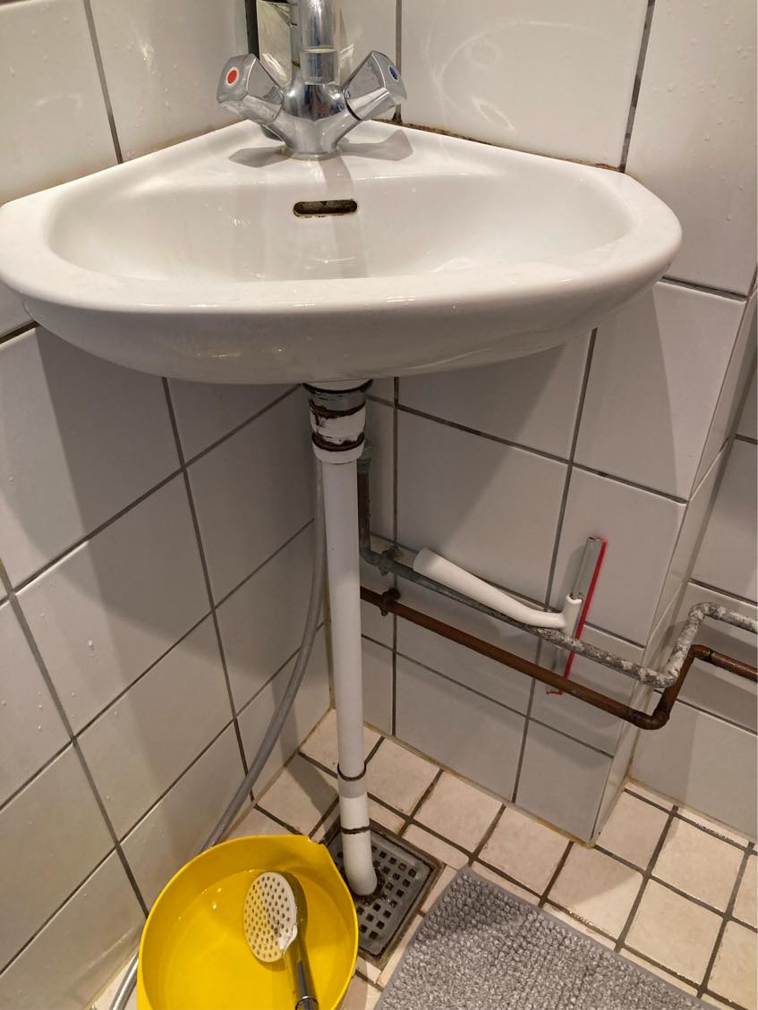 Nyt Blandingsbatteri, ny vask, ny svømmer i toilet og stærkere udluftning