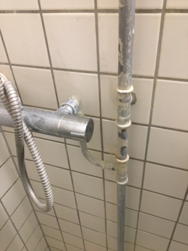 Afkalkning og rengøring af fliser, vægge og gulv, på badeværelse