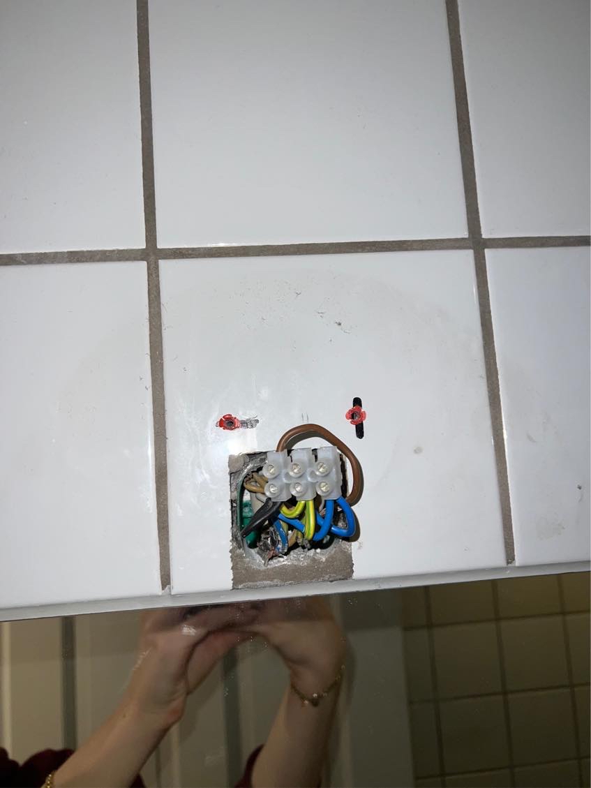 Skal sættes dæksel over lampe udtag og sættes lampe op