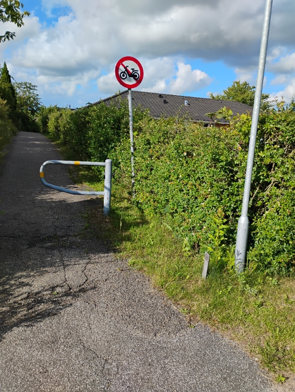 Opsætning af komposithegn 46 meter jeg vedhæfter nogle billeder af hvor det skal stå, men der er en hæk lige nu.