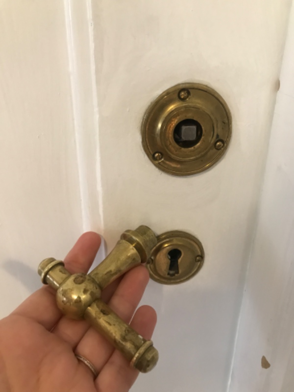 Dørhåndtag falder af