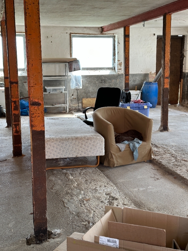 samling af ting og kørsel til lossepladsen