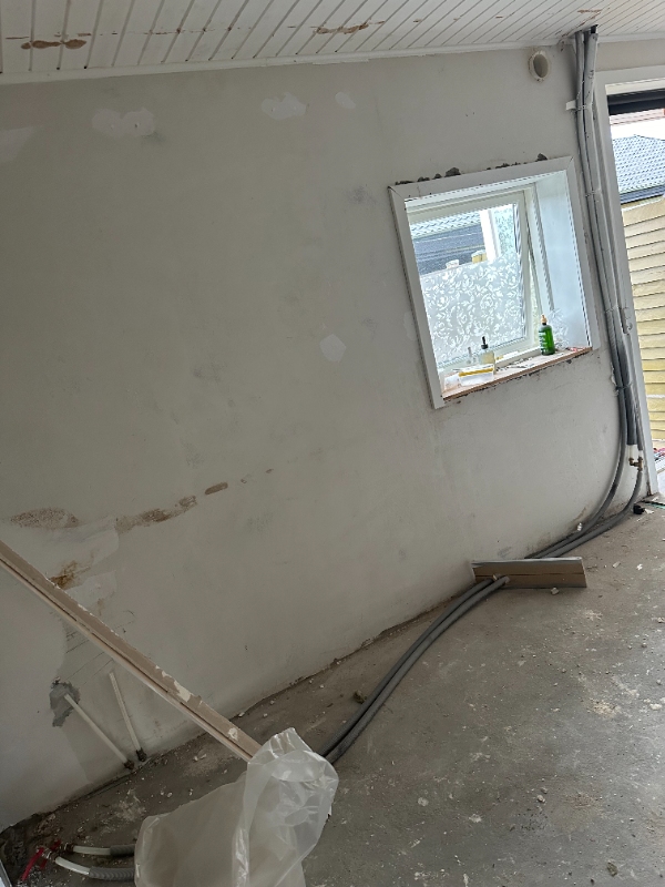 Fjernelse af vandtilslutninger og toilettilslutninger fra et rum