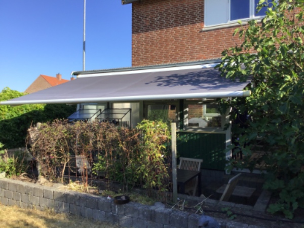 Vores markise reagerer ikke længere på fjernbetjeningen. Rep. Og eftersyn ønskes.