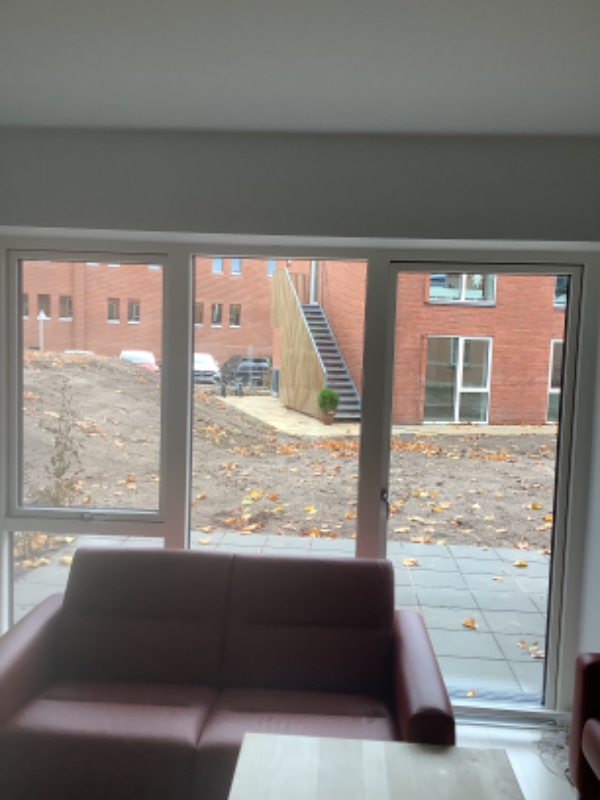 Opsat lamelgardiner i stue , soveværelse og værelse. Lamper i stue og køkken og gang og soveværelse.