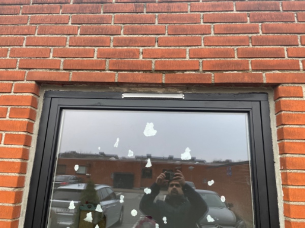 Tegloverligger ved 2 vindue ses med nebøjning og skal reperares plus montering af en nye hoveddør