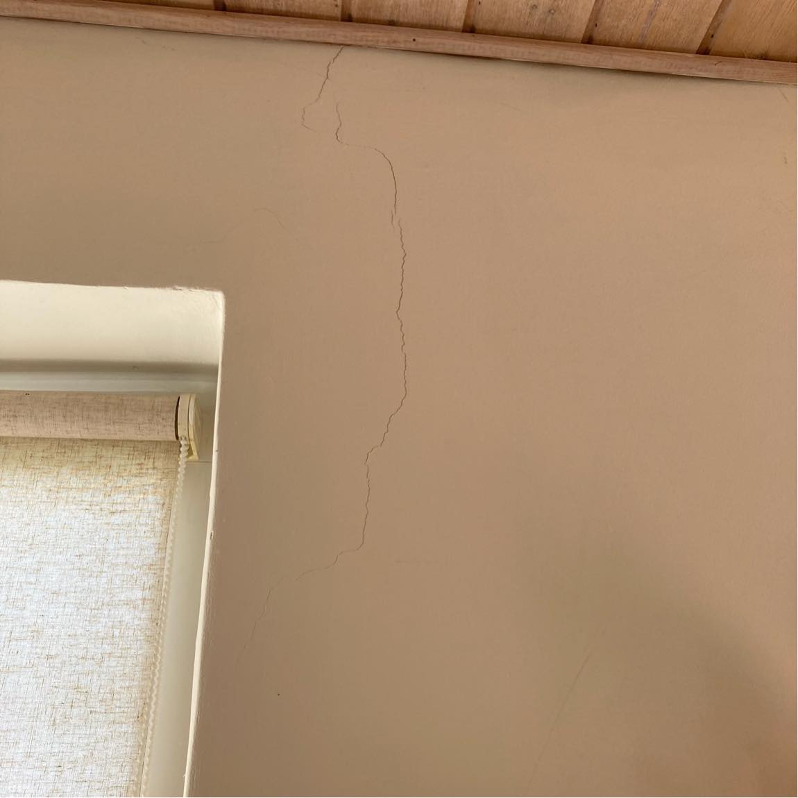 Reperation af revner i væg