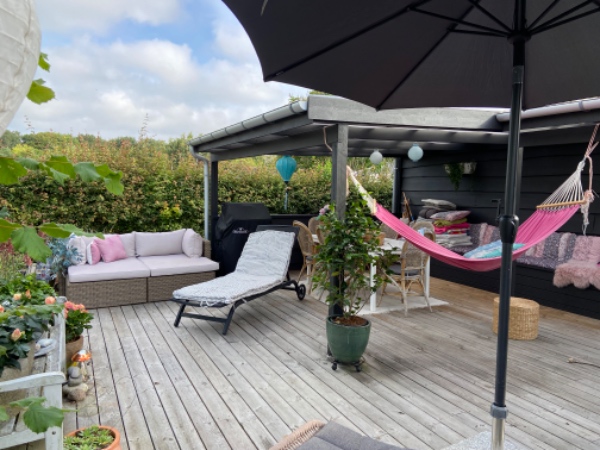 Højtryksspuling af træterrasse