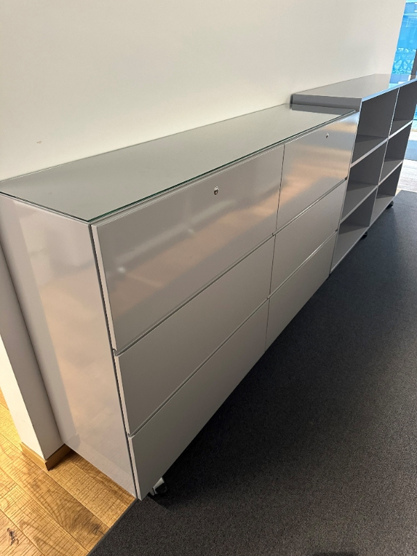 En del reoler og borde der skal sende til affaldssortering