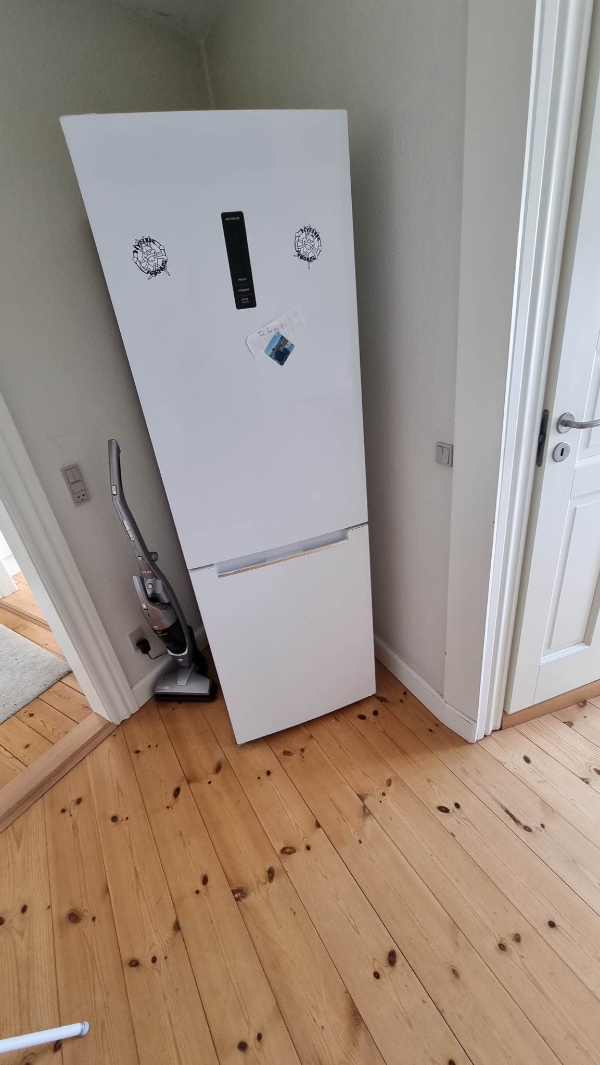 Bære gammelt køleskab ned, og nyt op