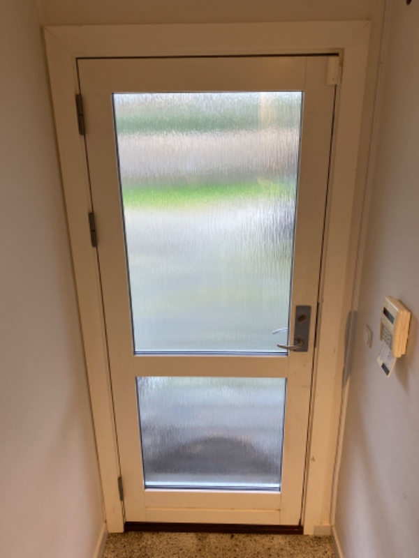 Hoveddør lukker ikke korrekt og kan derfor ikke låses udefra