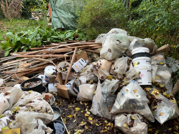 Afhentning af byggeaffald samt overskudsjord fra gravearbejde