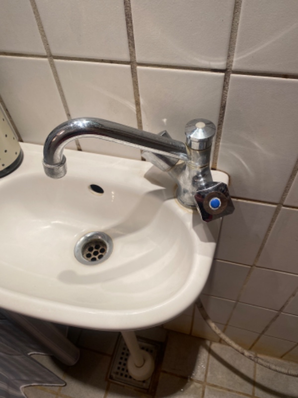 Skifte tilslutningsslanger, håndvask og afløbsrør på badeværelset