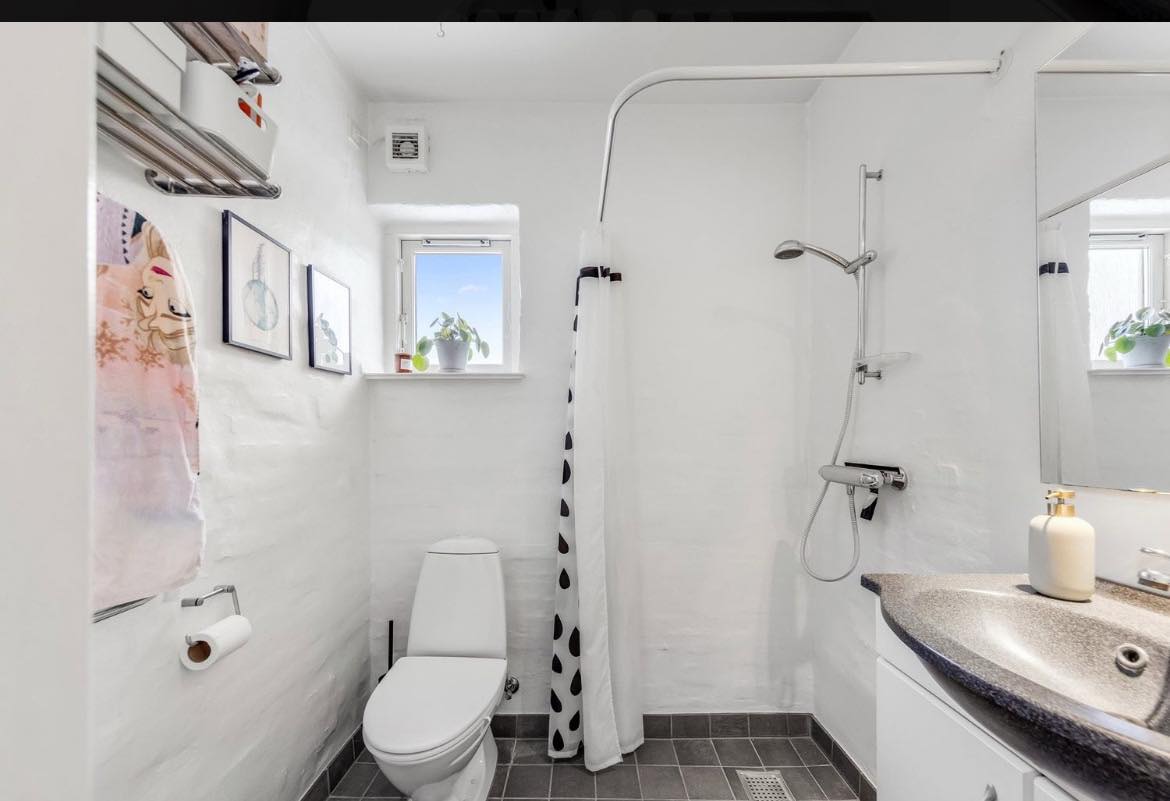 Vvs arbejde skiftning amatur og et ophængt toilet