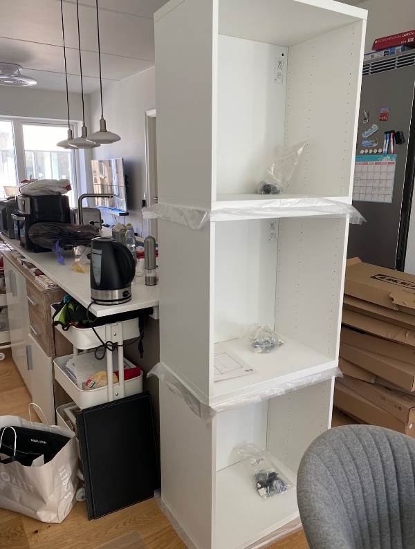 Reol op og hænge på betonvæg