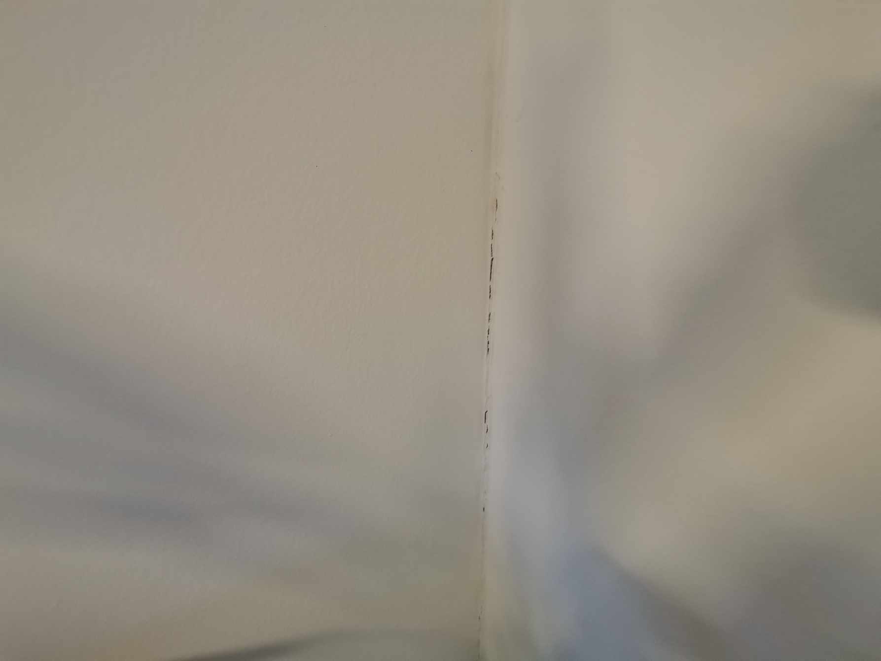 Fjerne gamle fuger ved vægkant og loft kant samt nye flotte og holdbare fuger