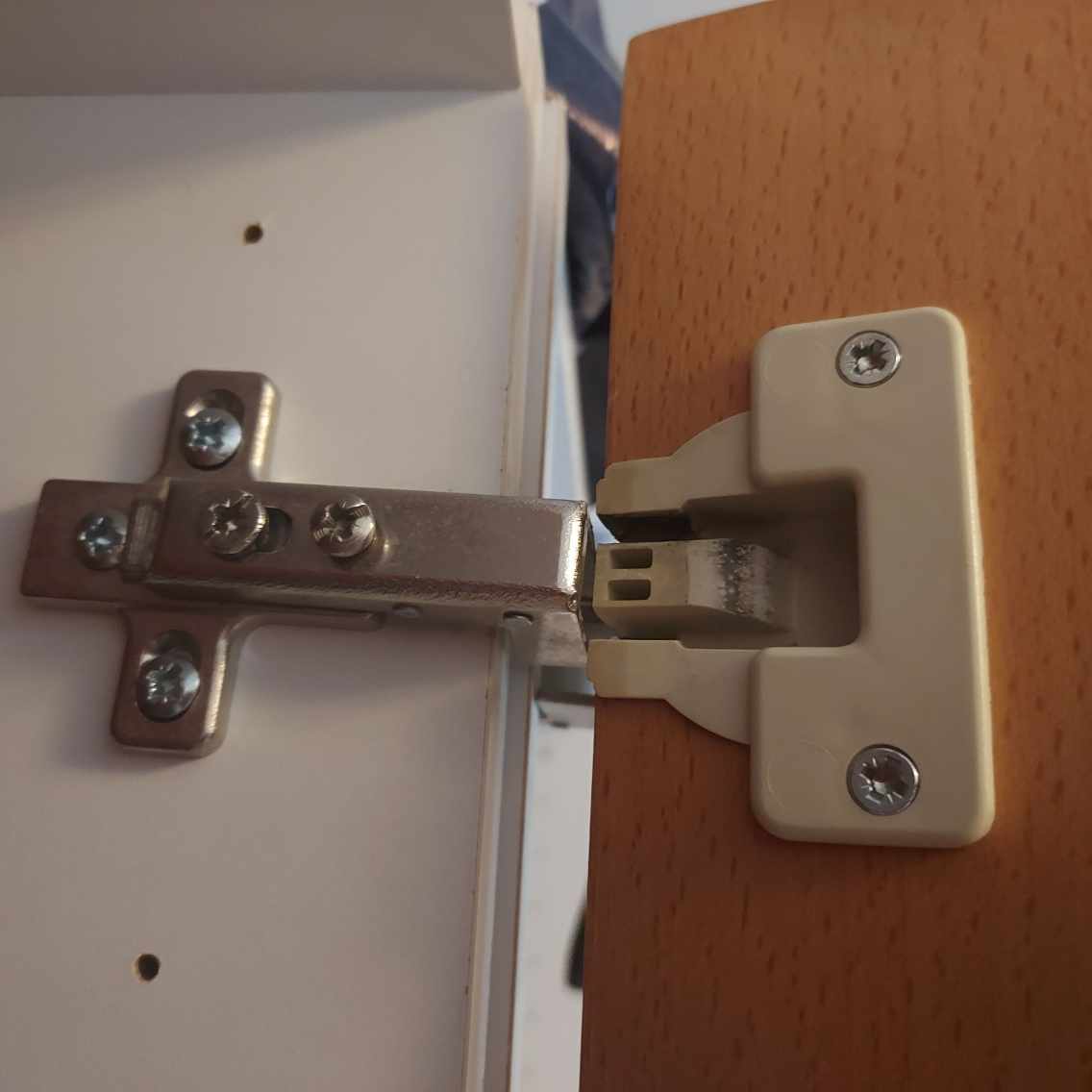 3 skabe skal hver have 3 nye indkøbte beslag med skruer på.. .700 kr.