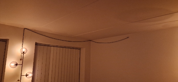 Skjult ledninger fra tre designerlamper i stuen. Opgaven omhandler ca 13 meter ledning.