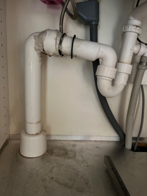 Rør under vasken er utæt