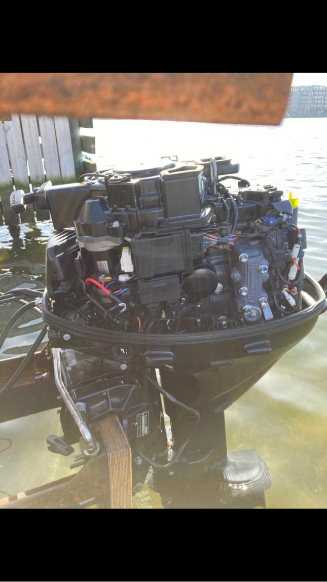 Flytte påhængsmotor. Ind i trailer. Og båret ned og påsat på båd. 80kg.