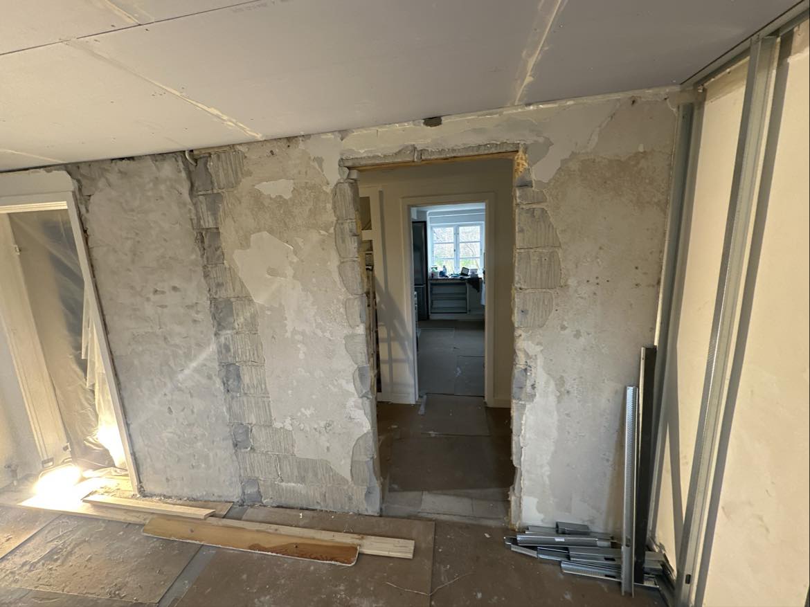 Pudsning af nogle vægge og lukke en hul med gasbeton