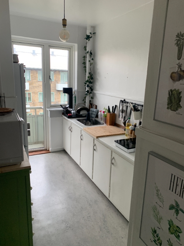 Fjernelse af linoleums gulv samt slibning og lakering af trægulv under