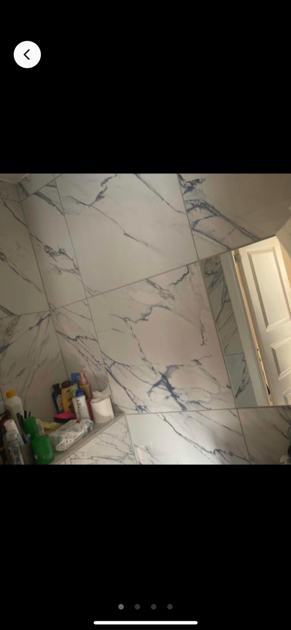 Montere badeforhæng, toiletholder, kroge samt væghængt tøjstativ