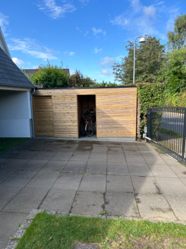 Maling af træværk (skur og væg)