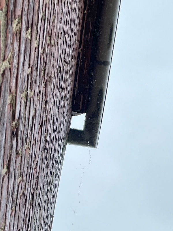 Reparation af utæt plastik tagrende