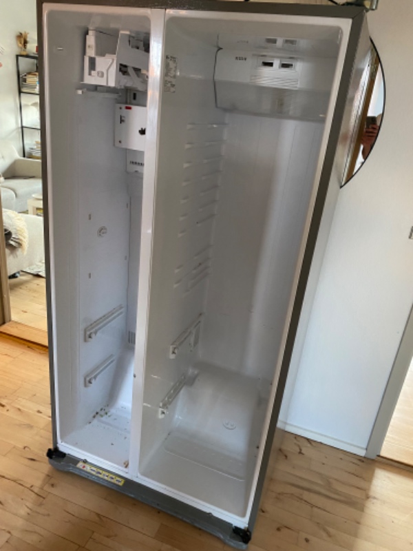 Amerikaner køleskab skal ned fra 4sal og tages til skraldeplads, døre og indhold er taget væk,