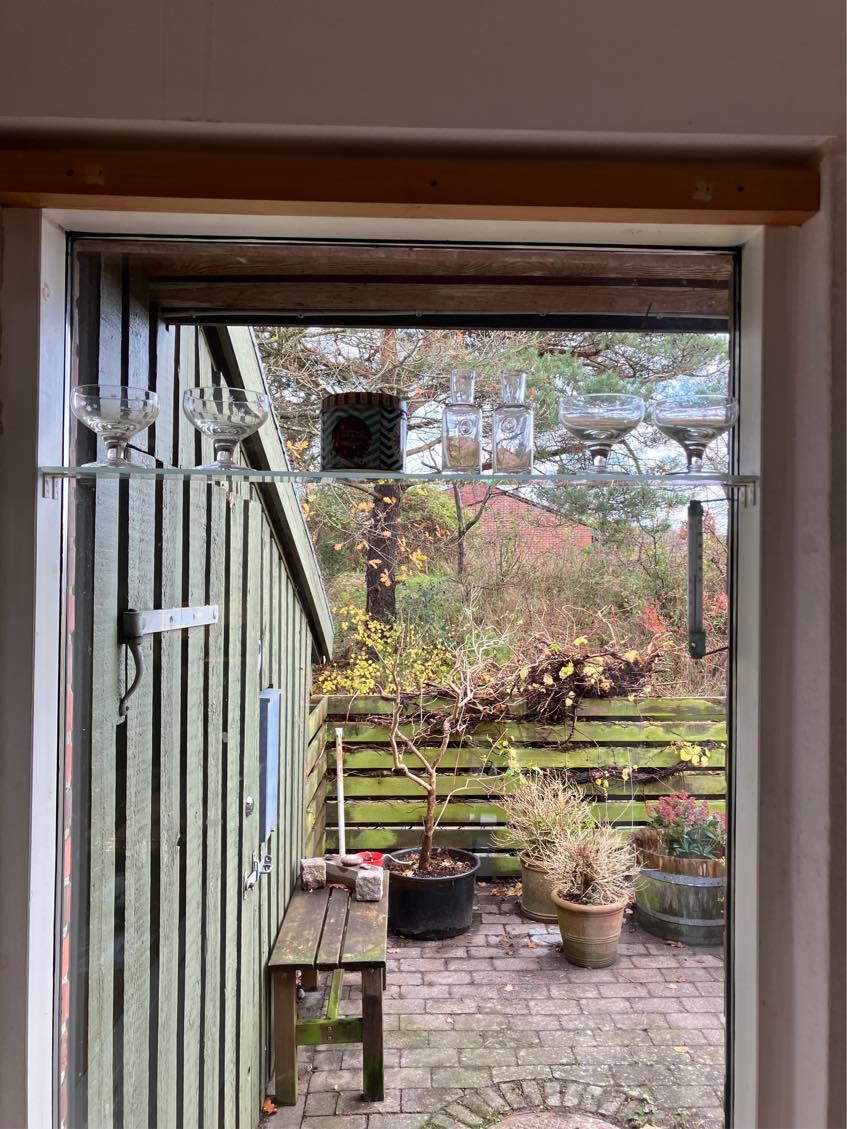 Montering af 4 glasbeslag og 1 glas på repos og opsætning af to rullegardiner (vindue og dør 80/90 cm i bredden.