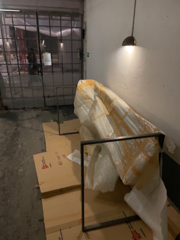 Løft af bord (§§§§§§§§§§) op på tredje etage. Bordet er stål og keramisk plade, og derfor tungt