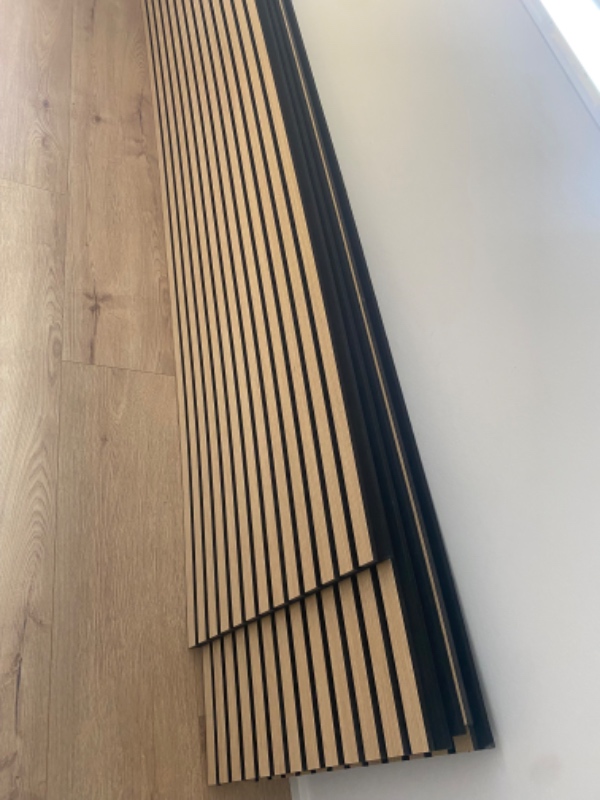 Opsætning af akustikpaneler på gibsvæg