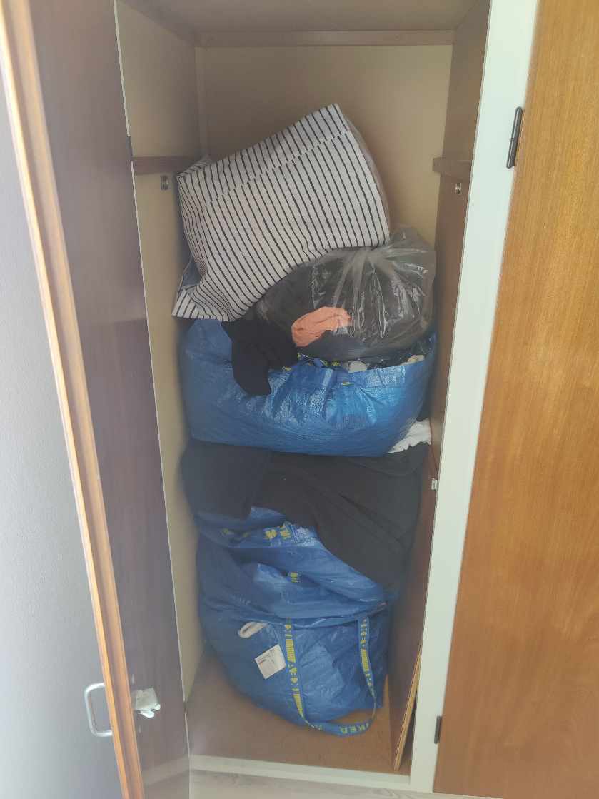 Opsætte trælister i et indbygget tøjskab, så der kan komme skuffer ind (skufferne haves)