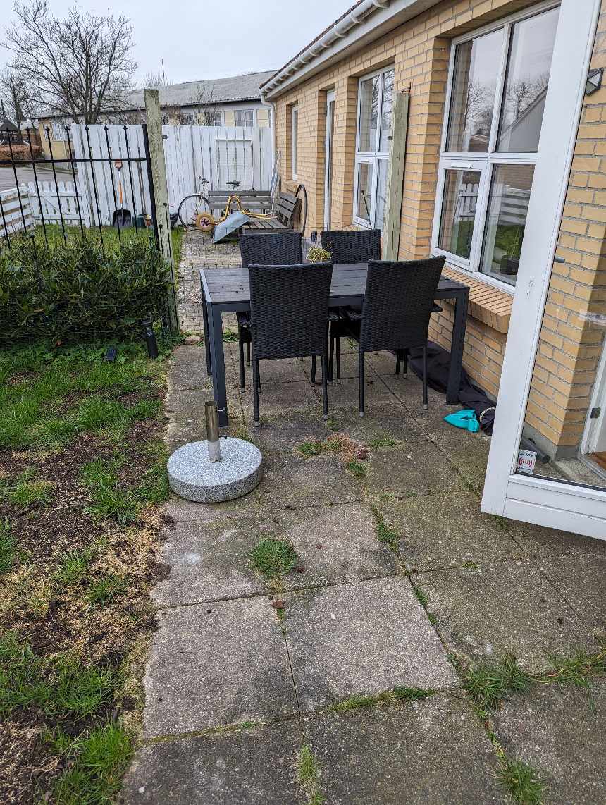 Lagt fliser på 16m2 hvor der skal graves ca 6 m2 jord væk og ligges grus på