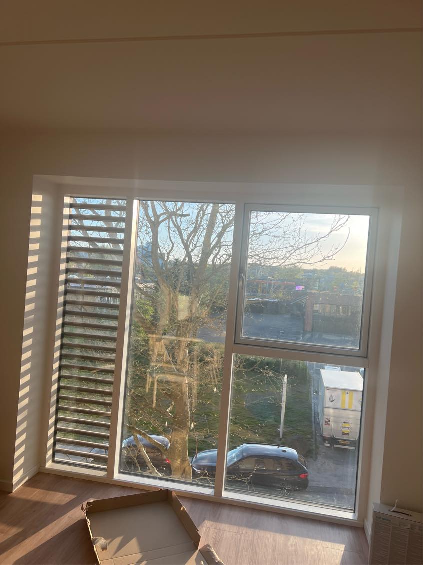 Opsætning af 4 gardin-stange og installation af 4 loftslamper