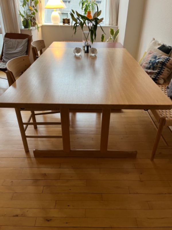 Slibning af spisebord af massiv egetræ