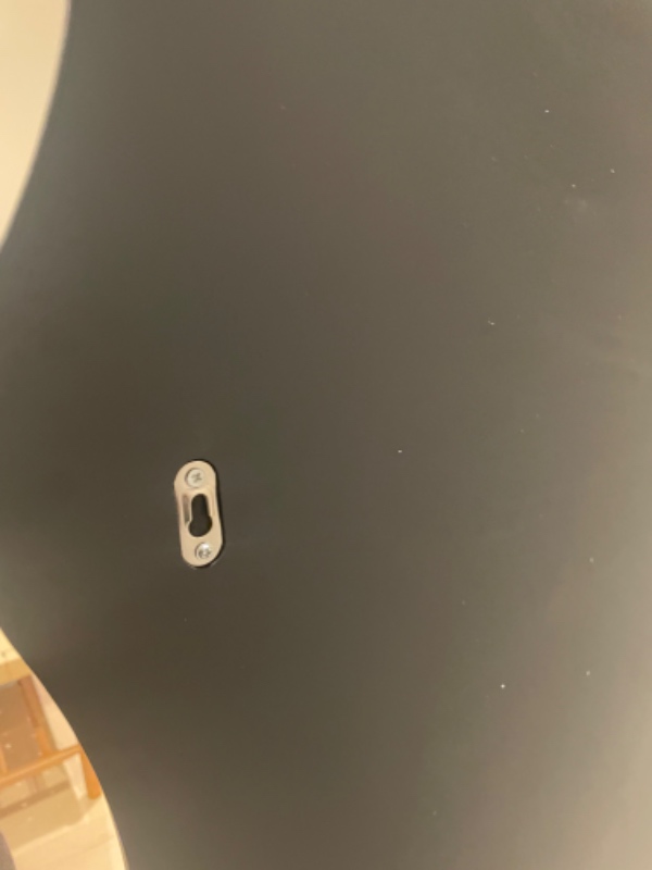 Spejl og to små hylder skal hænges op