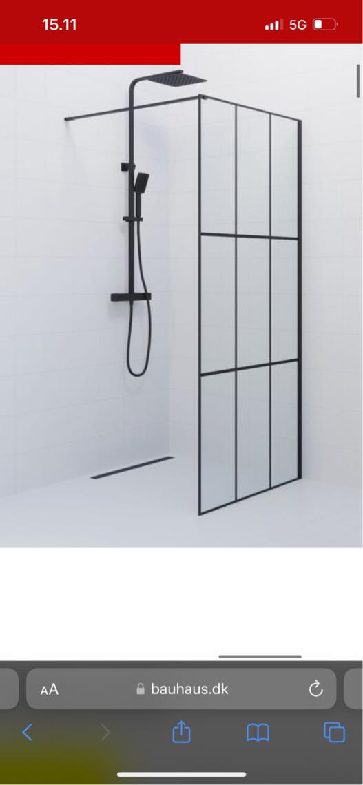 Opsætning af vask med skab og brusevæg