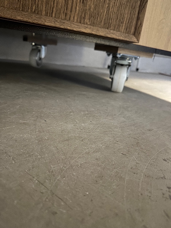 Tilpasning af køkken på hjul. Pladen med hjul skal forkortes, skab afmonteres, greb på