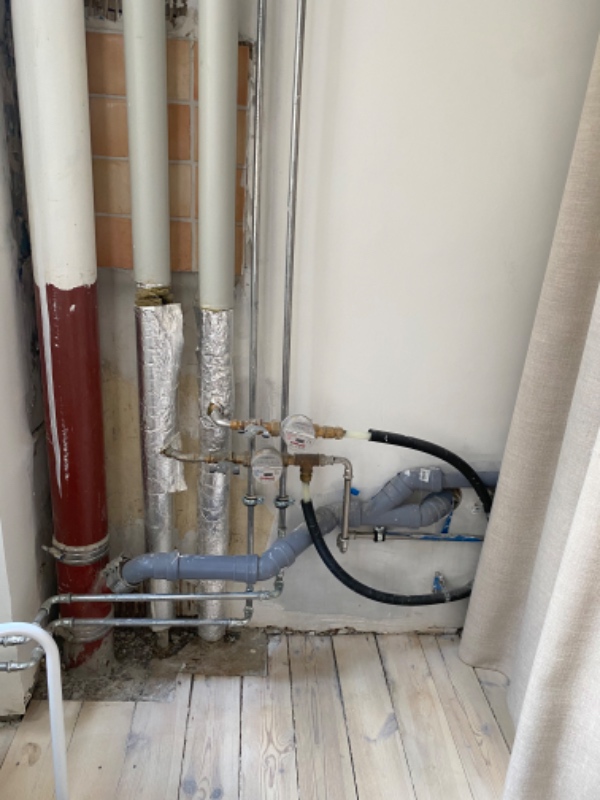 Rørskjuler + radiatorskjuler + hjælp til Ikea hack skabsløsning