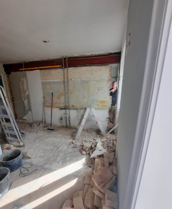 Vi har ca. 840 mursten (160mm bredsten) ca 2,1 m3 som skal fjernes fra 3. sal og bortskaffes.