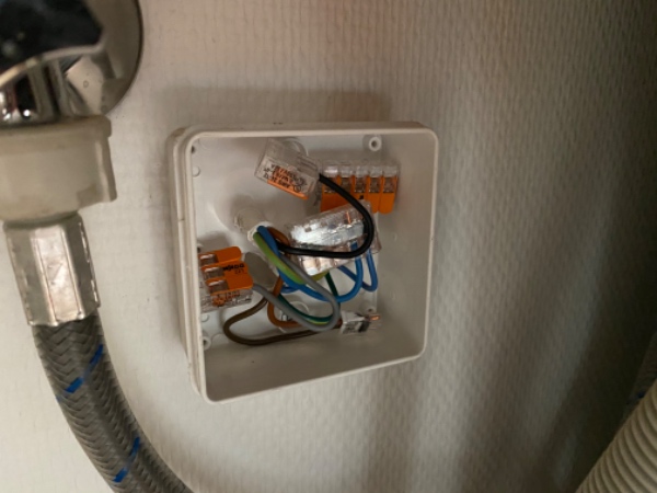 Sætte vaskemaskine og tørretumbler til et stik i væg