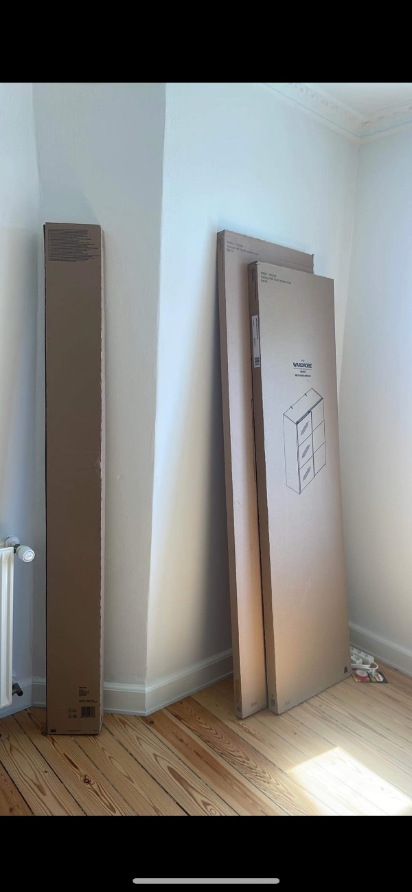 Tøjskab (usamlet) båret ned fra 3. Sal og fragtet til JYSK for returnering. Den længste del er 201cm